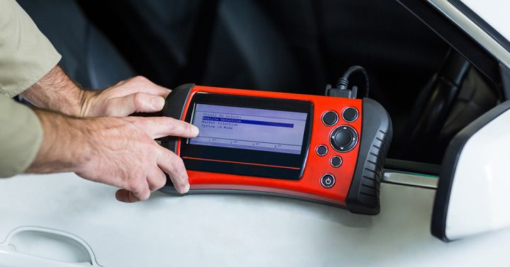 imagem de uma pessoa usando um scanner e verificando como funciona o sensor de temperatura