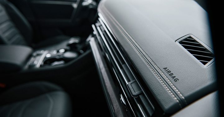 imagem do painel do carro indicando o airbag